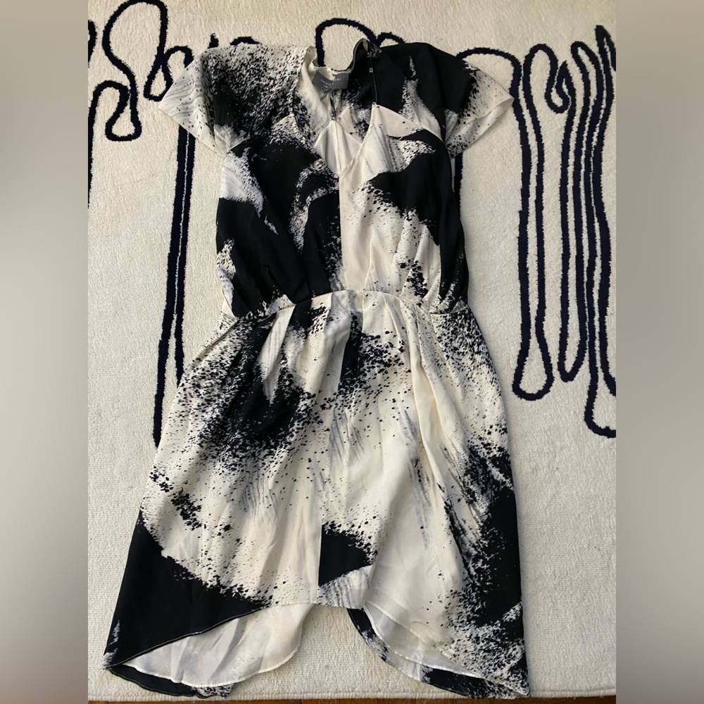 Black & white used, mint condition Sachin + Babi silk, above knee dress size 10